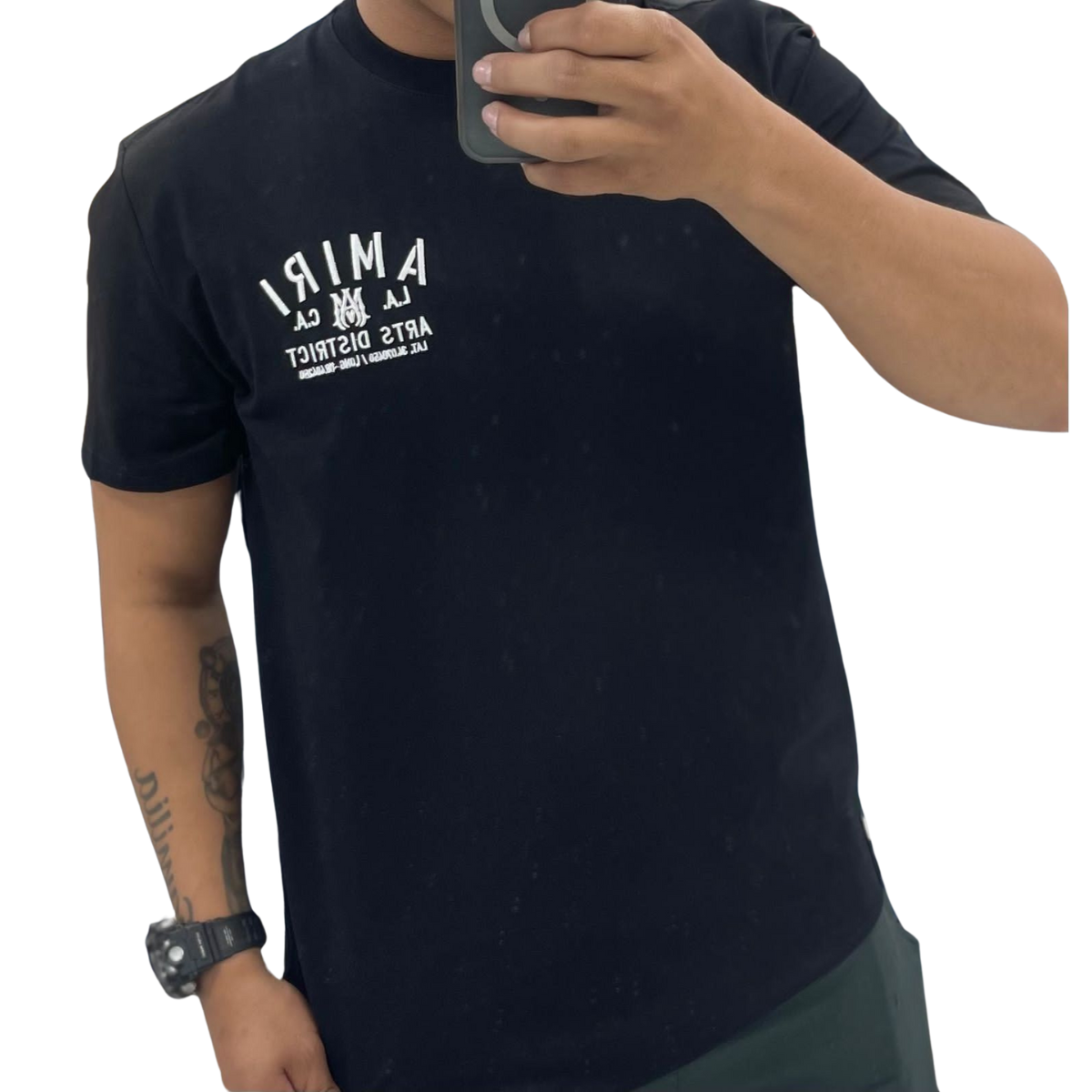 Comprar Camiseta Amiri Original Playera Hombre - Onlineshoppingcenterg. Si estás buscando comprar camiseta Amiri original playera para hombre, en Onlineshoppingcenterg tenemos lo que necesitas. Las camisetas Amiri son conocidas por su estilo moderno y sus materiales de alta calidad, ideales para quienes buscan una prenda única y de lujo. Aquí encontrarás todo lo que necesitas saber sobre estas playeras y cómo elegir la que mejor se adapte a ti.  ¿Por Qué Comprar Camiseta Amiri Original? Las camisetas Amiri combinan moda y exclusividad. Esta marca californiana es reconocida por su enfoque en la calidad y el diseño innovador. Cada playera Amiri destaca por su toque único, desde las clásicas camisetas Amiri negras hasta diseños artísticos como la camiseta Amiri ángel y la camiseta Amiri pintura. Son perfectas para quienes quieren un estilo de lujo que refleje su personalidad.  Ventajas de Comprar Camiseta Amiri en Onlineshoppingcenterg Originalidad Garantizada: Todas nuestras playeras Amiri son auténticas, por lo que puedes comprar con confianza. Variedad de Diseños: Desde modelos clásicos hasta ediciones especiales como la camisa Amiri California o la camisa Amiri verde. Precios Competitivos: Disfruta de precios ajustados para la mejor calidad y estilo de Amiri. Compra Rápida y Segura: En Onlineshoppingcenterg, te garantizamos una experiencia de compra segura. Tipos de Playeras Amiri para Hombre Camisetas Amiri Clásicas Para los que buscan una opción versátil y elegante, las camisetas Amiri negras y las camisetas Amiri blancas son una excelente opción. Estas camisetas son ideales para combinar con diferentes estilos y prendas, manteniendo siempre un look sofisticado.